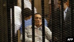 Ish-presidenti Hosni Mubarak gjatë paraqitjes së tij në gjykatë në muajin Prill të këtij viti 