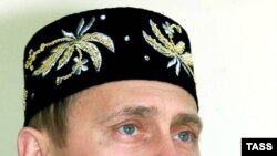Ілюстраційне фото: традиційна татарська тюбетейка на президенті Росії Володимирові Путіні, фото 2000 року