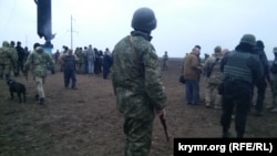  Правоохранители пытаются оттеснить участников акции "гражданская блокада" Крыма от поврежденных ЛЭП, которые блокируют активисты, архивное фото