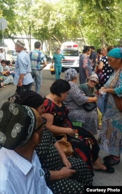 Как пишет AsiaTerra, люди теряют сознание в очереди у здания Верховного суда Узбекистана.