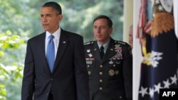 U.S. President Barack Obama (left) and General David Petraeus at the White House (file photo)