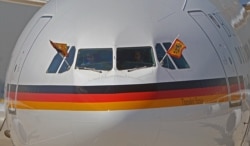 Airbus відомий як Теодор Геус під час перевезення британської королеви та президента Німеччини у Франкфурті у 2015 році