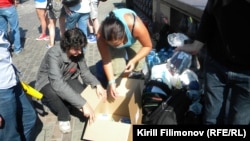 Волонтеры сортируют гуманитарную помощь по пакетам, чтобы доставить ее в Крымск