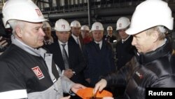 Orsýetiň premýer-ministri Wladimir Putin “Lukoil” kompaniýasynyň Hazardaky nebit platformasyna sapar edýär, 28-nji aprel, 2010-njy ýyl.