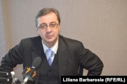 „știu foarte bine o grupare socialistă care, deși respectă disciplina de partid încă, nu-și dorește o depărtare de Uniunea Europeană.”