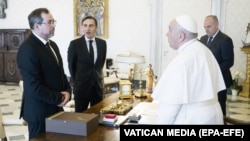 На передньому плані: посол України у Ватикані Андрій Юраш (ліворуч) і папа Римський Франциск (праворуч). Ватикан, 6 серпня 2022 року