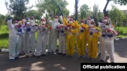 Карантин ҳудудида ишлаган ўзбекистонлик тиббиётчилар.