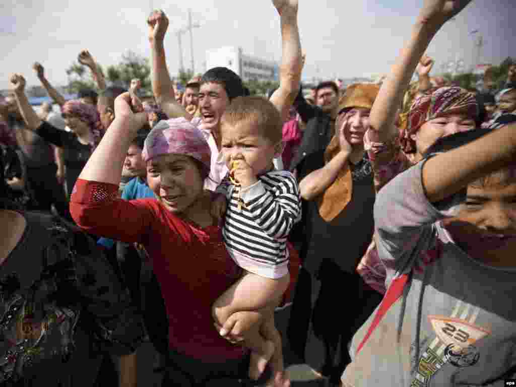 Уйгурские женщины протестуют в Урумчи после волнений 5 июля 2009 года, в результате которых, по официальным данным, погибли 140 человек и более 800 ранены.