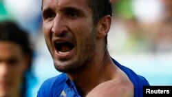 Futbollisti italian Chiellini e tregon vendin ku e ka kafshuar Suarezi