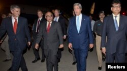 Глава Госдепартамента США Джон Керри (второй справа) во время прибытия в Исламабад, 31 июля 2013 года. 