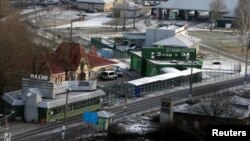 Пункт на границе между эстонской Нарвой и российским Ивангородом.