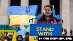 Посол України у США Оксана Маркарова виступає під час мітингу на підтримку України в час масштабної збройної агресії Росії. Вашингтон, 27 березня 2022 року