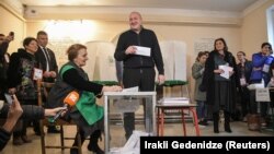 Presidenti gjeorgjian Georgy Margvelashvili voton në zgjedhjet presidenciale. 