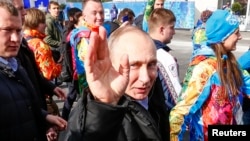 Владимир Путиннің Сочи олимпиадасындағы Ресей ұлттық құрамасымен бірге жүрген суреті. 5 ақпан 2014 жыл.