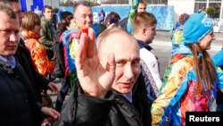 Ресей президенті Владимир Путин (ортада) Сочиде Ресей спортшыларымен бірге жүр. Сочи, 5 ақпан 2014 жыл.