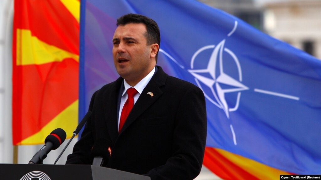 Прем'єр-міністр Північної Македонії Зоран Заєв виступає на церемонії підняття прапора НАТО перед будівлею уряду, Скоп'є, 12 лютого 2019 року