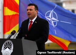 Kryeministri i Maqedonisë në Veriut, Zoran Zaev flet gjatë ceremonisë së ngritjes së flamurit të NATO-s në Shkup.