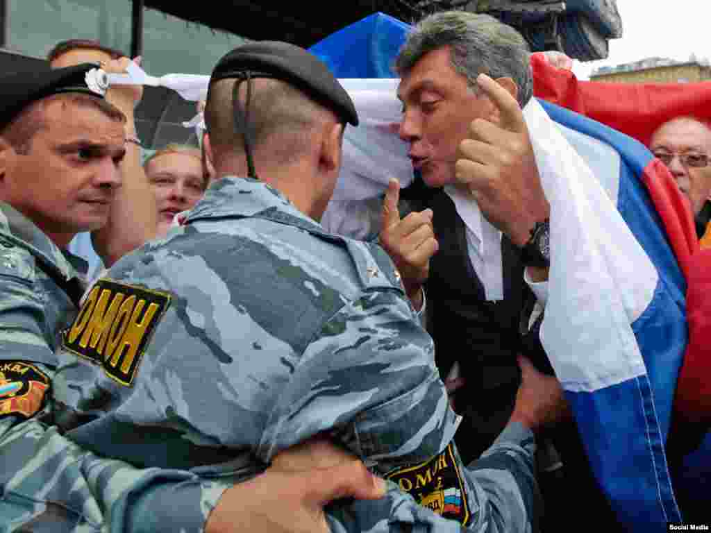 Борис Немцов обращается к сотрудникам ОМОНа во время оппозиционного шествия в Москве в 2010 году.