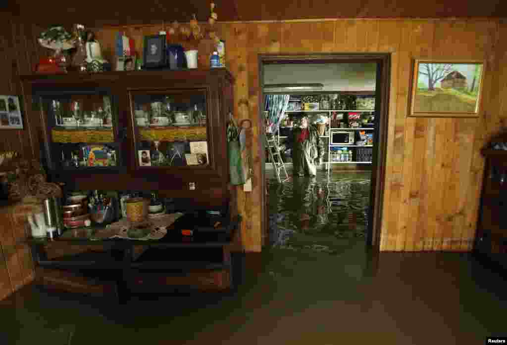 Muškarac stoji u svojoj poplavljenoj kući u selu Zazina u centralnoj Hrvatskoj. Obilna kiša prouzrokovala je visok vodostaj obližnjih rijeka i potoka. Poplavljeni su brojni objekti, a ceste zatvorene. (Reuters/Antonio Bronić) 