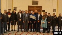 عکسی که این گروه از دانشجویان در سفارت ایران در چین گرفته‌اند.