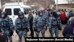Обыск в с. Холмовка в Крыму 11 февраля 2016 года
