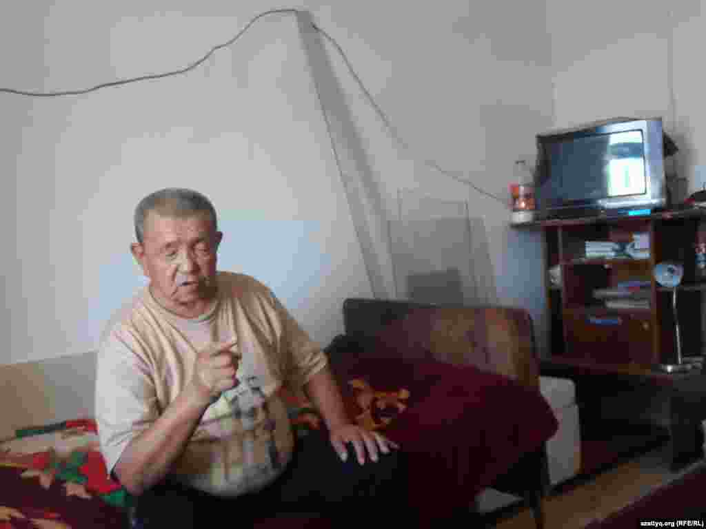 Пенсионер Абилкаир Косбулаков живет в этом общежитии 35 лет. «Здесь живут вдовы и сироты, безработные, семьи, которым некуда идти», - говорит мужчина.