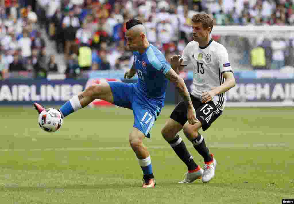 Football Soccer - Germany v Slovakia - EURO 2016 - Round of 16 - Stade Pierre-Mauroy, Lille, Franc