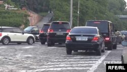 Журналісти помітили, як автівки кортежу знову «прорвалися» на зустрічну смугу