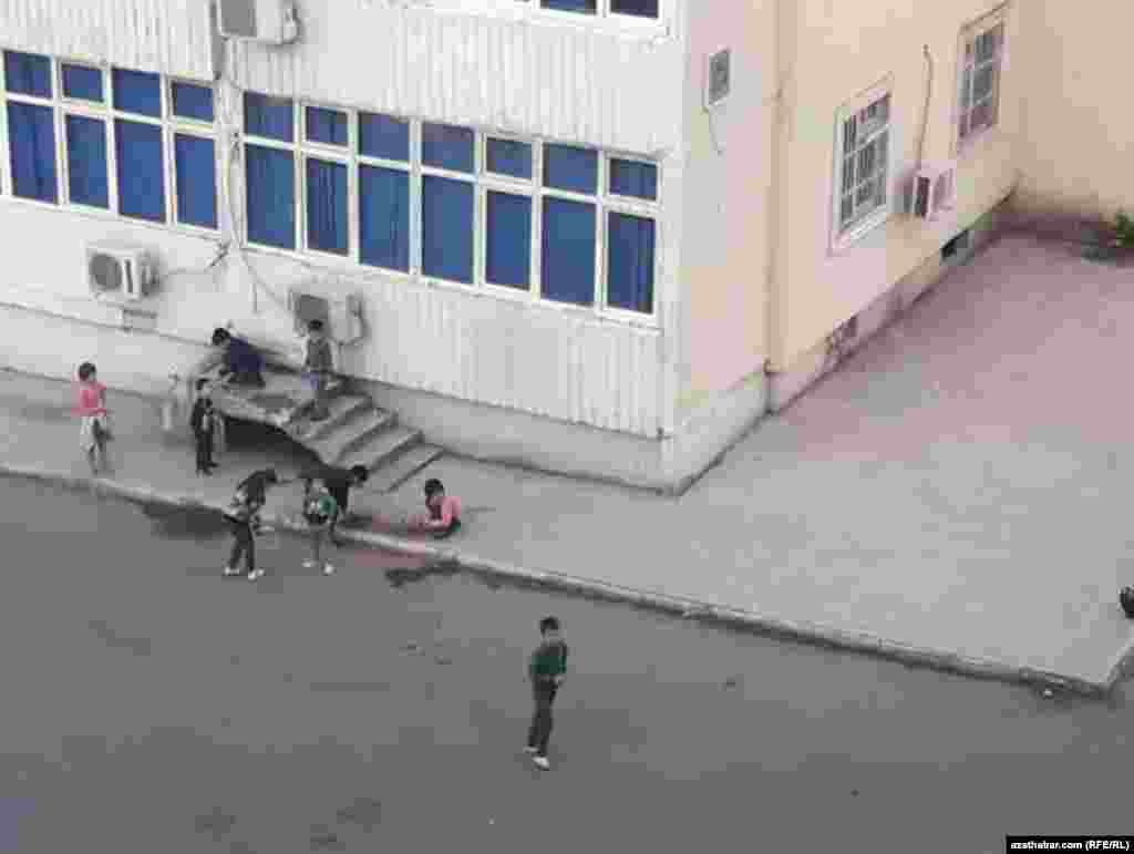 Во дворе жилого дома, Ашхабад
