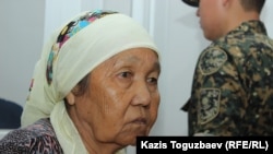 Данышпан Нуракова, мать и общественный защитник Бактыгали Калдыбекова, в военном суде Алматинского гарнизона на оглашении приговора.
