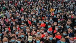 Юньмэн қаласында коронавируспен ауырғандарды емдеп, кетіп бара жатқан дәрігерлермен қоштасып тұрған халық. Хубэй аймағы, Қытай. 23 наурыз, 2020 жыл.