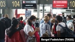 Муштариёни ширкати Turkish Airlines дар фурудгоҳи байнулмилалии Внуковои Маскав.