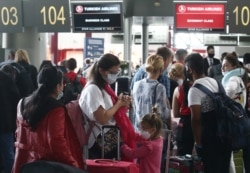 Вылетающие в Турцию пассажиры в аэропорту "Внуково". 1 августа 2020 года