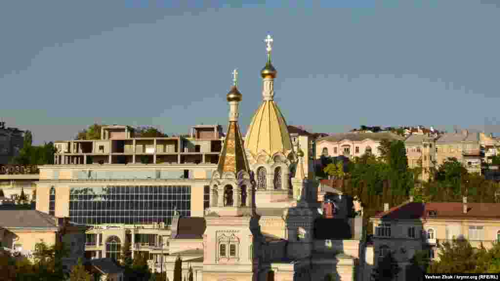 Куполи Покровського собору височіють над вулицею Велика Морська