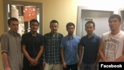 Шесть казахстанцев, которые были задержаны сотрудниками сил безопасности Египта, перед ожидаемой депортацией из Каира. Фото со страницы представителя МИД Казахстана Ануара Жайнакова.