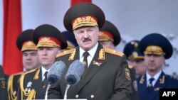 Аляксандар Лукашэнка на парадзе 9 траўня