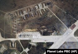 Военный аэродром возле поселка Новофедоровка вблизи города Саки в оккупированном Крыму после взрывов 9 августа 2022 года