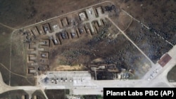 Военный аэродром возле села Новофедоровка, близ города Саки в оккупированном Крыму после взрывов 9 августа. На спутниковом снимке Planet Labs от 10 августа 2022 года видны уничтоженные самолеты и разрушенные здания