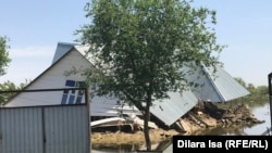 Дом в селе Оргебас в Мактааральском районе, затопленном после прорыва Сардобинского водохранилища в Узбекистане, 12 мая 2020 года.