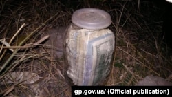 Банка із грошима, знайдена під час обшуку в Миколи Чауса, звинуваченого у корупції