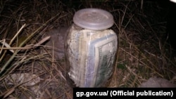 Банка з грошима, знайдена у судді Миколи Чауса детективами НАБУ у 2016 році