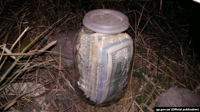 Гроші виявили у двох скляних банках, одну з яких Чаус особисто закопував у дворі будинку