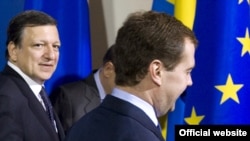 Председатель Еврокомиссии Жозе Мануэль Баррозу и президент России Дмитрий Медведев, по мнению некоторых экспертов, "технически готовы" открыть границы.