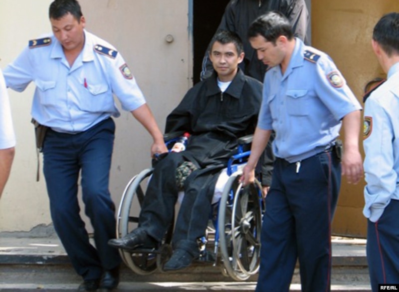 Жасулана Сулейменова, обвиняемого в терроризме, выводят из Алматинского суда Астаны. 19 августа 2009 года