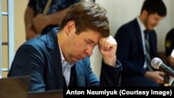 Адвокат Илья Новиков в зале суда в Грозном