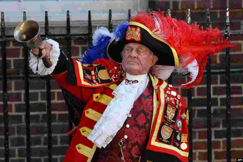 Town Crier Tony Appleton announces the birth of Prince William and Catherine&#39;s baby boy outside of the Lindo Wing of St.Mary&#39;s Hospital in London, July 22, 2013.