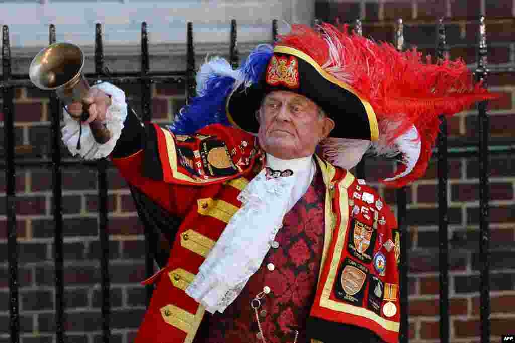 Town Crier Tony Appleton announces the birth of Prince William and Catherine's baby boy outside of the Lindo Wing of St.Mary's Hospital in London, July 22, 2013.