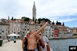 Turisti snimaju selfie u centru Rovinja, na istarskom poluotoku u Jadranskom moru