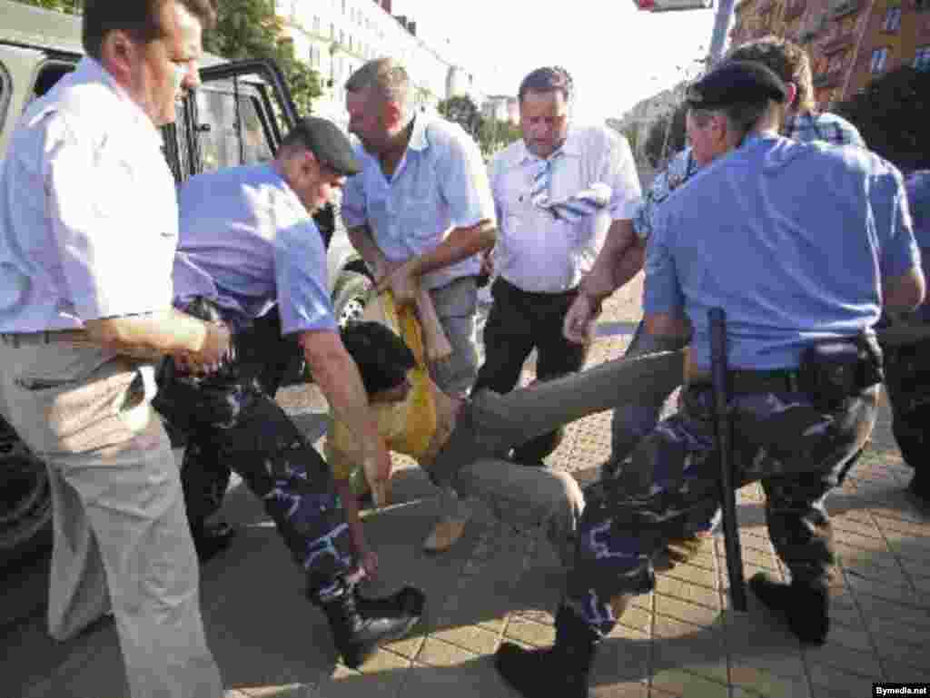 Міліцыя затрымала некалькіх актывістаў дэмакратычнага руху, які сабраліся каля помніка Якубу Коласу ў Дзень абвяшчэньня Дэклярацыі аб незалежнасьці