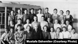 Мустафа Джемилев (второй слева в нижнем ряду) – ученик 8 класса Мирзачульской средней школы. Архив Мустафы Джемилева